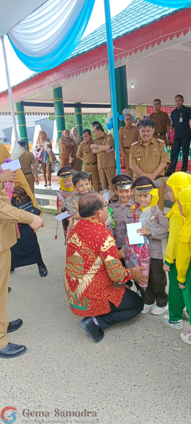 Kunker ke Kabupaten Pringsewu, Pj Gubernur Lampung Asyik Main Bareng Anak-anak