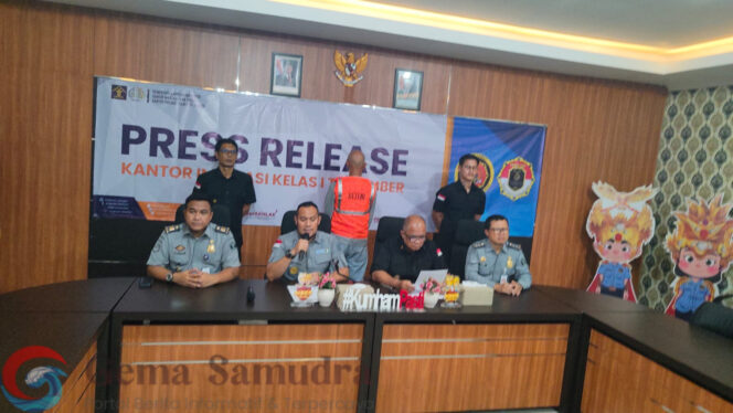 
Kantor Imigrasi Jember Deportasi WNA Asing yang Terlantar dan Tidak Memiliki Dokumen.