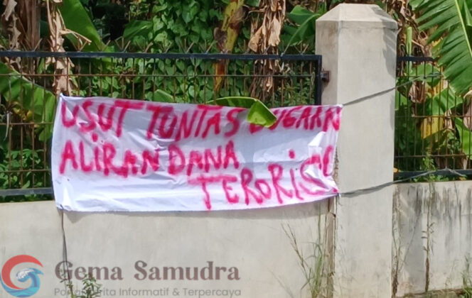 
Bertebaran Spanduk Tolak Pilkada dan Usut Tuntas Aliran Dana Teroris Pringsewu