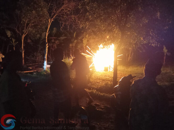 
Penggrebekan, Pembakaran Gubuk Bambu yang di duga sebagai tempat Transaksi Peredaran Okerbaya dan Miras di Kecamatan Ajung.