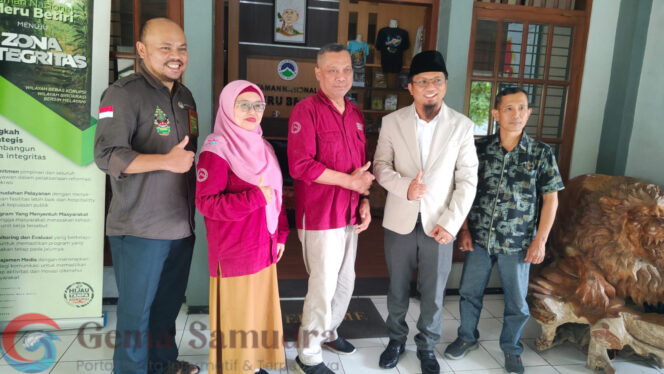 
PT Mitratani 27 Serahkan 160 Bibit Aren untuk Mendukung Pemulihan Ekosistem TNMB