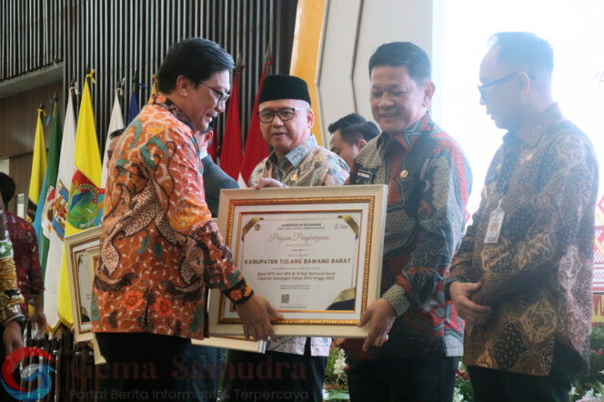 
Pj Bupati Firsada Menerima Penghargaan Predikat Opini WTP 10 Kali Berturut-Turut