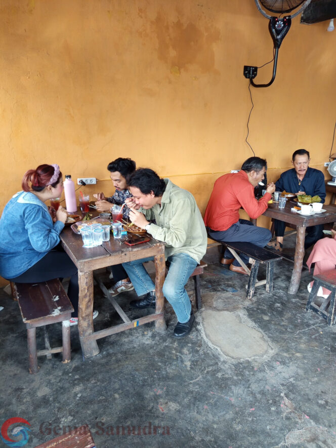 
Yuk Kunjungi !! Kantin Rakyat, Tempat Makan dan Nongkrong Murah Meriah di Jember dengan Sentuhan Advokasi Hukum Gratis