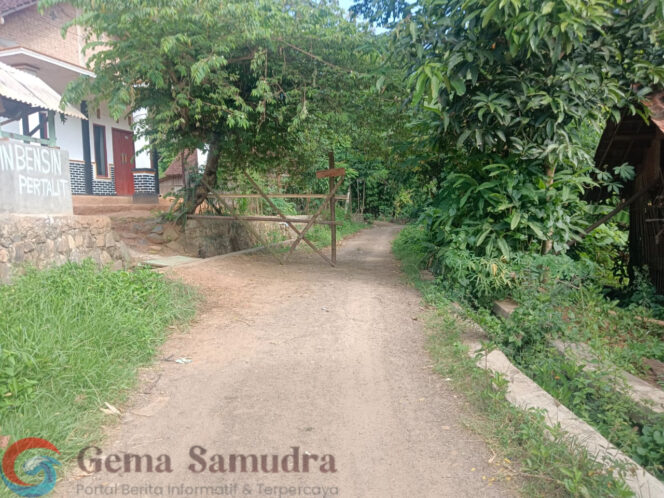 
Warga Pardasuka Blokir Jalan Bentuk Protes Penolakan Pembangunan TPS 3R