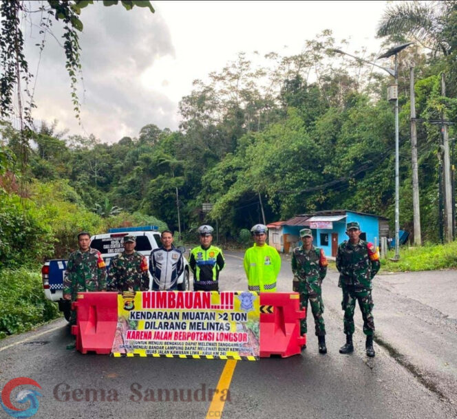 
Satlantas Polres Lampung Barat Himbau Mobil Muatan Lebih Dari 2 Ton Untuk Tidak Melintas Di Jalur Liwa -Krui.