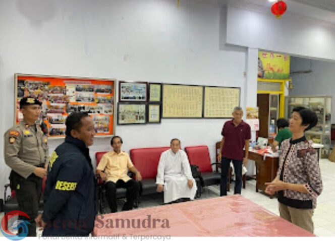 
Dalam Rangka Tahun Baru Imlek Polres Jember Siagakan Personel dan Perketat Pengamanan di Vihara
