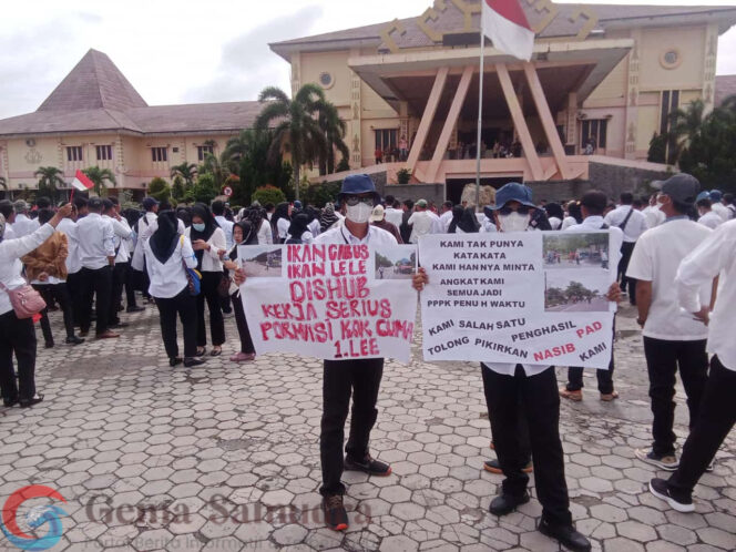 
Massa Honorer Demo Kantor Bupati dan DPRD Tuntut P3K