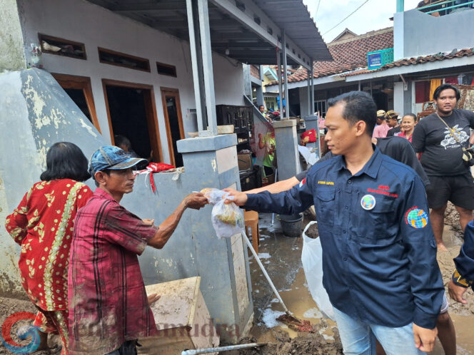 
Peduli Banjir, PW IWO Lampung Bagikan Ratusan Nasi Bungkus kepada Warga Terdampak Banjir