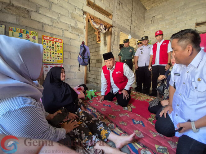 
Azwar Hadi Ketua PMI Salurkan Bantuan Musibah Bencana Puting Beliung di Lamtim