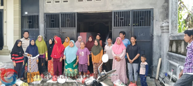 
Berbagi Kebahagiaan, Menyambut Bulan Suci Ramadhan membagikan sembako kepada masyarakat yang membutuhkan