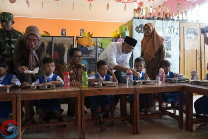 
Gubernur Lampung dan Wali Kota Metro Tinjau Program Makan Bergizi Gratis di Kota Metro