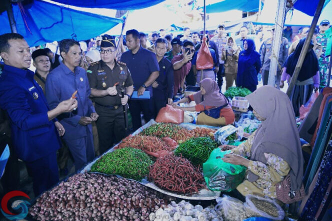 
Pantau Ketersediaan Bahan Pokok Selama Ramadan, Bupati Pringsewu Tinjau Pasar Banyumas