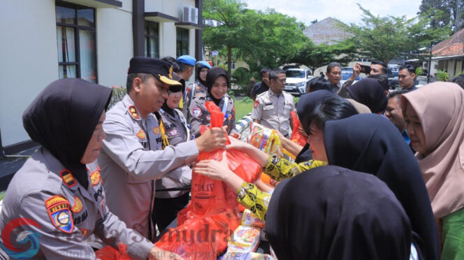 
Polres Metro Gelar Pasar Ramadhan, Sediakan Sembako Gratis Untuk Masyarakat