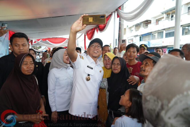 
Tinjau Pasar Murah di Pringsewu, Gubernur Lampung Rahmat Mirzani Dikerubungi Emak-Emak
