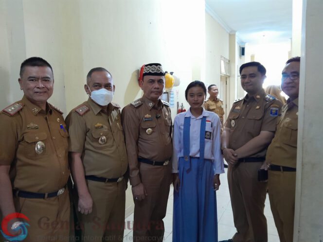 
Walikota Metro Datang Tanpa Diduga, Alia yang Setia Menunggu Orang Tua Kini Bisa Kuliah