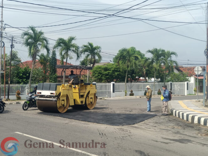
Jelang Lebaran, Pemkot Metro Kebut Perbaikan Jalan Rusak