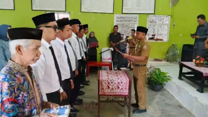 
Kepala Kampung Argomulyo Kecamatan Banjit, Lantik Tujuh Orang Perangkat Kampung