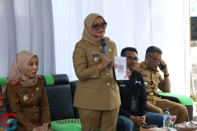 
Dorong Digitalisasi, Bupati Ela Siti Nuryamah Resmikan QRIS di Sembilan Pasar