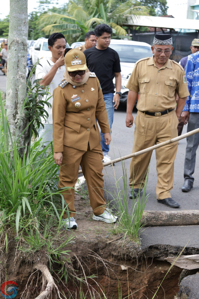 
Bupati Lampung Timur Respons Cepat Perbaiki Jembatan Dan Jalan Rusak di Sukadana Ilir