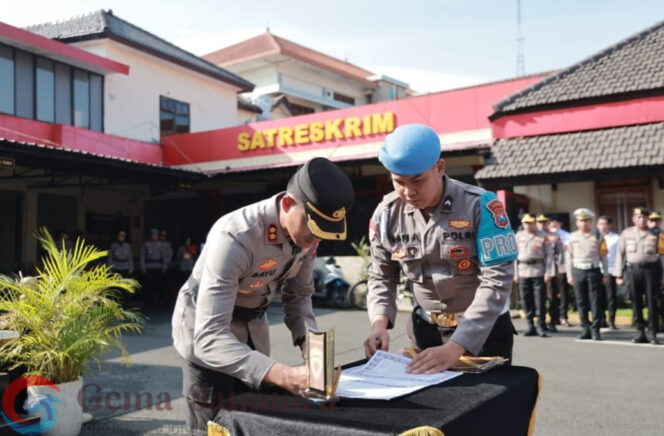 
Kapolres Jember AKBP Bayu Pratama Gubunagi, S.H., S.I.K., M.Si., memimpin upacara Serah Terima Jabatan (Sertijab) sejumlah Kepala Kepolisian Sektor (Kapolsek) jajaran Polres Jember.