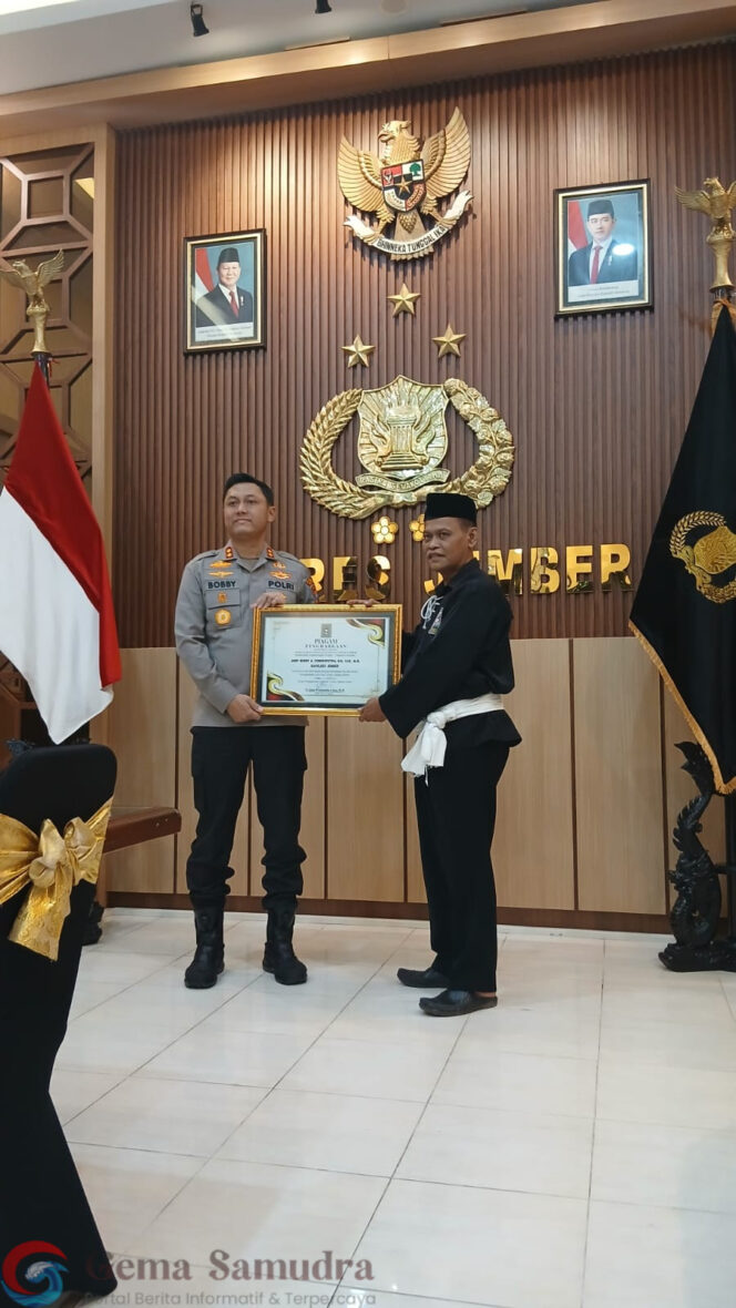 Kapolres dan Waka Polres Jember Mendapatkan Penghargaan dari Ketua PSHT cabang Jember