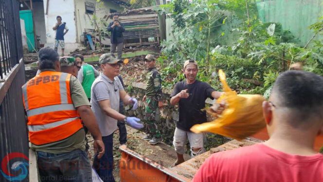
Menyatu dengan warga, Wali Kota dan Wakil Wali Kota Metro bersihkan puing pagar yang ambruk karena hujan deras