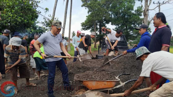 
Menyatu bersama warga Wali Kota Metro, H. Bambang gotong royong di Rejomulyo