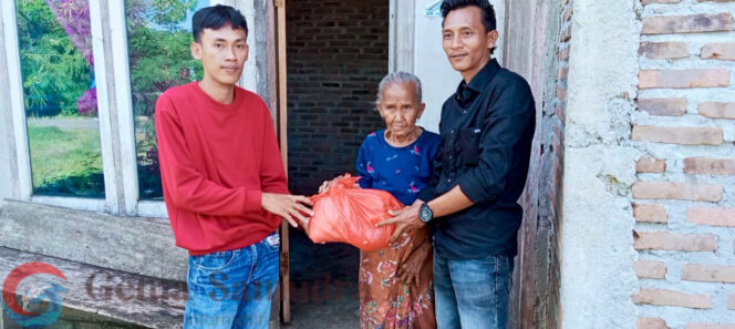 
Jum’at Berkah, FWLB Bagikan Sembako Kepada Warga Kurang Mampu