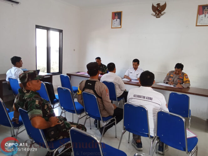 
Pelaksanaan verifikasi Berkas Balon Perangkat Desa Klompangan di Aula Kecamatan Ajung Berjalan Kondusif