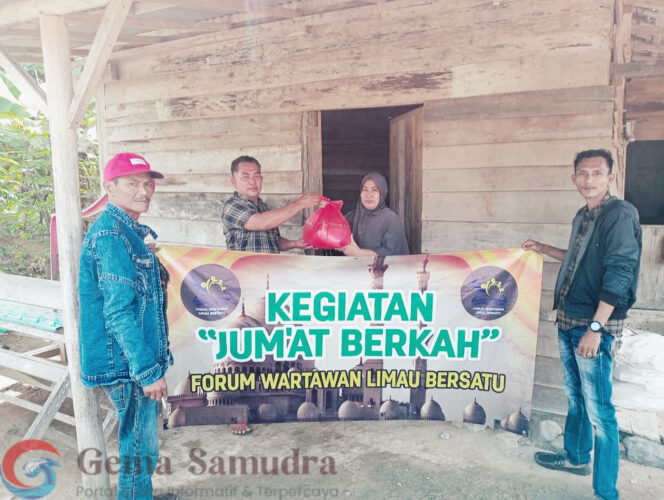 
Rutin Jum’at Berkah,  FWLB Berbagi Sembako di Pekon Badak Limau