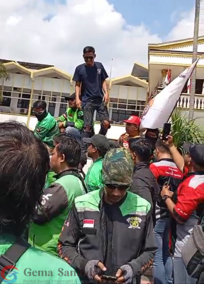 
Ribuan Driver Ojol Menggelar Aksi Demo Menuntut Keadilan
