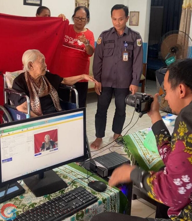 
PLT Kadis Dukcapil Lamtim Turun Langsung Pembuatan KTP-elekronik ke Warga Sakit Dan Usia Lanjut