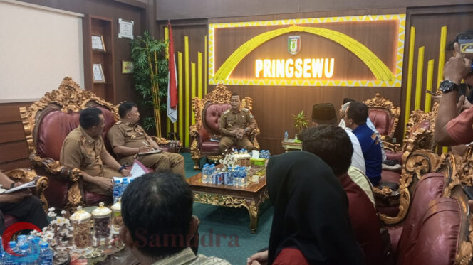 
Jalan Tak Kunjung Diperbaiki, Warga Pantura Gruduk Kantor Bupati Pringsewu