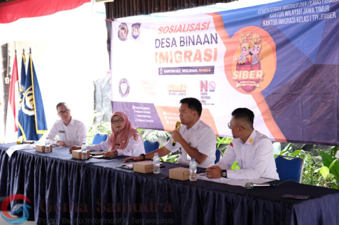 
Kantor Imigrasi Kelas I TPI Jember mengadakan Sosialisasi Keimigrasian di Desa Binaan Untuk Memperkuat Sinergi antar instansi
