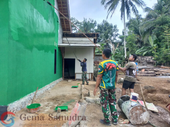 
Finishing Bedah RTLH, Satgas TMMD Mulai Cat Rumah Dan Pasang Pintu