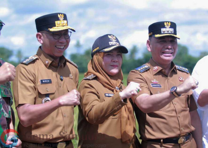 
Walikota Metro, H. Bambang panen raya padi bersama Gubernur Mirzani Djausal