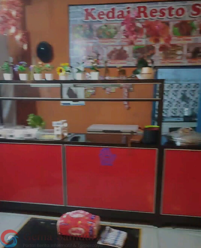 
Pedagang Bakso Tulang Di Kedai Resto Shini Mengalami Penurunan Omset