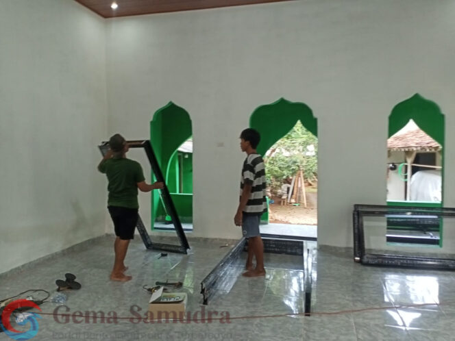 
Satgas TMMD Berikan Sentuhan Akhir Pemasangan Pintu Dan Jendela Musholla Dari Bahan Baja Ringan