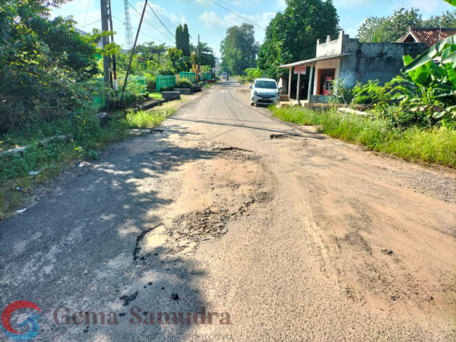 
Rehab Jalan Letda Ahmad Rasyid Diharapkan Masyarakat Desa Pasar Sukadana