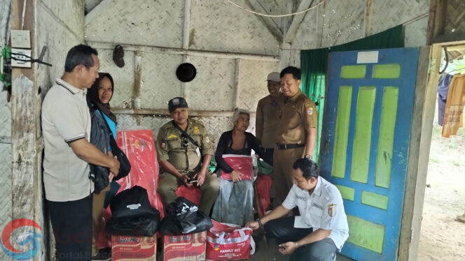 
Menerima Pengaduan Masyarakat Desa Curahkalong Bangsalsari, Dinsos Jember Lakukan Asesment