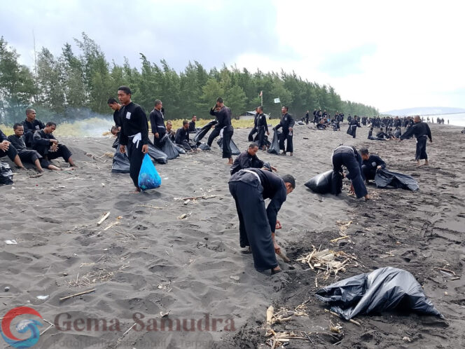 
PSHT Jember  Berkolaborasi dengan Baret Rescue Bersihkan Sampah di Pantai Macema