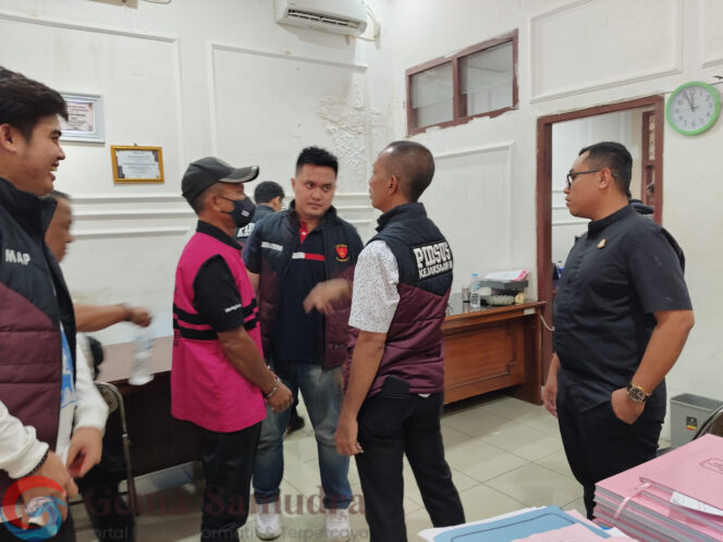 
Tersangka Diduga Korupsi Rp.2.3 Miliyar Pembangunan Jembatan di Kali Pasir Akhirnya Ditangkap Kejari Lamtim