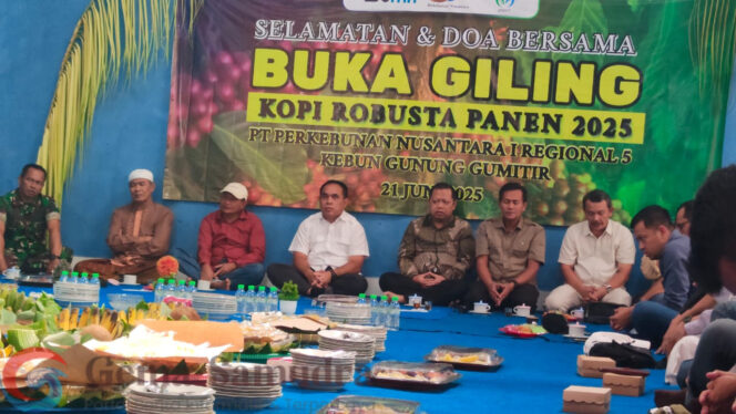 
Kebun Gunung Gumitir Gelar Doa Bersama dalam Rangka Buka Giling Kopi Robusta