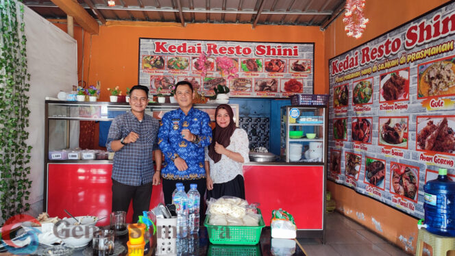 
Pembuatan NIB, Kadis DPMPTSP: Jemput Bola, Kunjungi Kedai Resto Shini