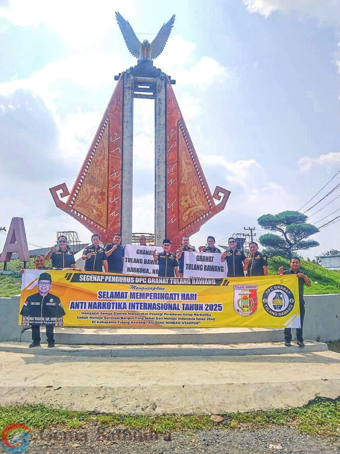 
DPC GRANAT TULANG BAWANG GELAR AKSI BAGIKAN STIKER ANTINARKOBA DI TERMINAL MENGGALA