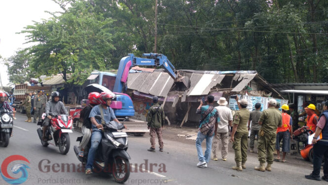 
Pembongkaran Warung Liar Pinggir Jalan yang berdiri di Lahan Perhutani Rambipuji Berjalan dengan Kondusif 