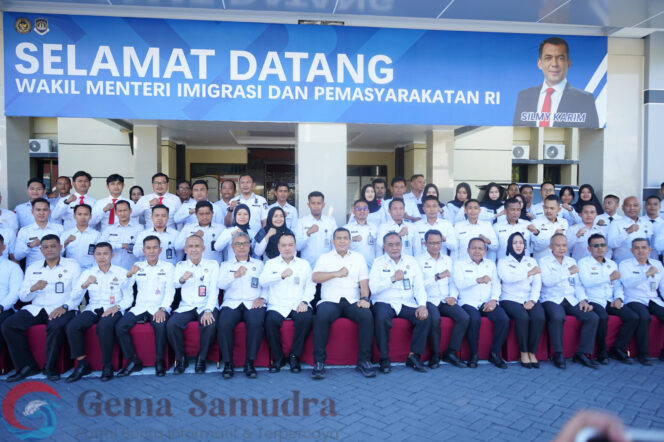 
Wakil Menteri Kementerian Imigrasi dan Pemasyarakatan RI, Silmy Karim, melakukan kunjungan kerja ke Kantor Imigrasi Kelas II Non TPI Mamuju
