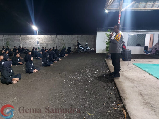 
Kapolsek Ajung Iptu Fathur Rozzi,S.H.,M.H. Hadir dalam Kumber Terakhir Calon Warga PSHT Ranting Ajung.