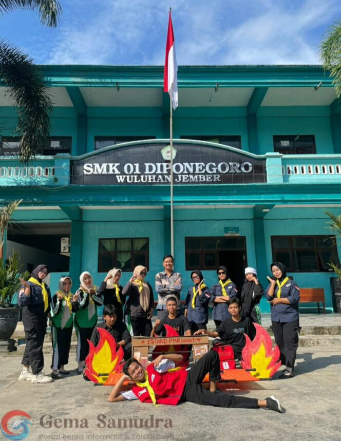 
SMK 01 Diponegoro Wuluhan Melaksanakan MPLS  dengan Menggelar Simulasi PMR Pertolongan Pertama Pada Kecelakaan.