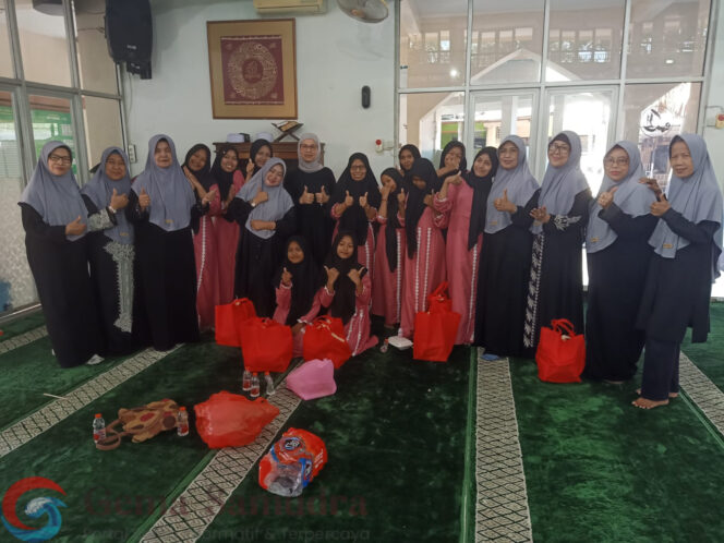 
Pengajian Ibu Ibu Nurul Hikmah Rahimakumullah Surabaya Memberikan Santunan Anak Yatim Piatu dan Dhuafa